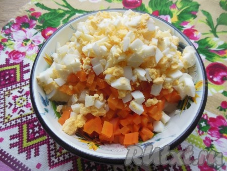 Нарежьте небольшими кубиками морковь, картофель и куриные яйца. Старайтесь, чтобы нарезанные кубики были в салате максимально одинакового размера. 