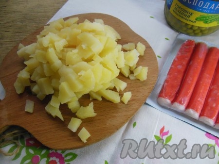 Нарежьте мелкими кубиками картофель.
