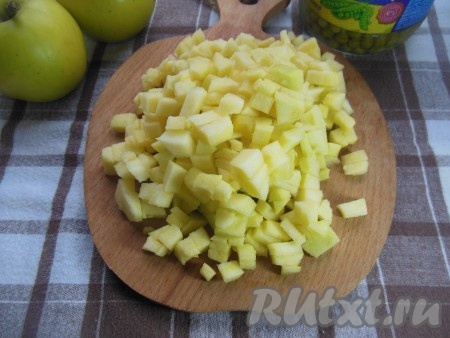 Яблоки, очистив от кожуры и семян, нарежьте небольшими кубиками.

