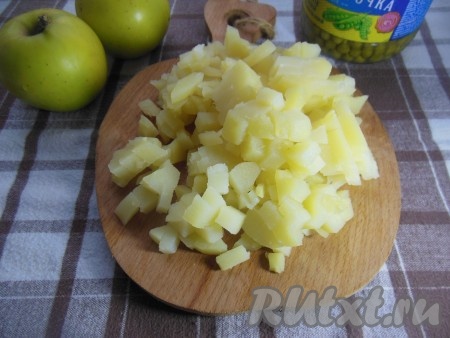 Картофель нарежьте на небольшие кубики. Старайтесь, чтобы овощи, колбаса и яйца были нарезаны на кубики, примерно, одинакового размера.
