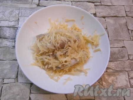 Рыбу в кляре переложить в другую тарелку. Покрыть рыбку натертым картофелем с двух сторон. Картофеля должно быть достаточно много, хотя бы с одной стороны рыбы.
