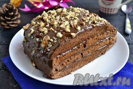 Сверху посыпать вкуснейший шоколадный торт, приготовленный в микроволновке, рубленными орехами. Тортик можно сразу разрезать и подать к столу. 