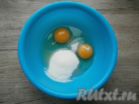 К яйцам добавить сахар и ванильный сахар.