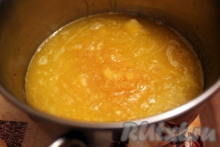Варенье или джем можете выбрать по вкусу. Соединить и перемешать размягченный маргарин или сливочное масло с вареньем (на фото мандариновый джем, сваренный в хлебопечке).
