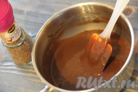Поставить сотейник на медленный огонь и прогреть массу в течение 1-2 минут, помешивая. По желанию, можно в шоколадный соус добавить щепотку специй для десертов. Снять соус с огня.
