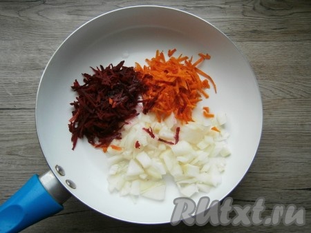 Лук нарезать небольшими кусочками, морковь и свеклу натереть на крупной терке. Морковку, свеклу и лук поместить в сковороду с растительным маслом.
