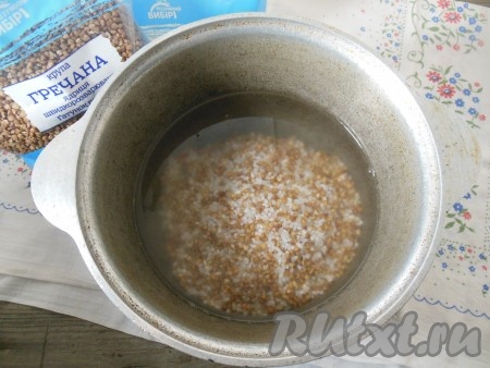 Соотношение воды и крупы должно быть таким: на 1 стакан гречнево-рисовой крупы берите 2,5 стакана воды.
