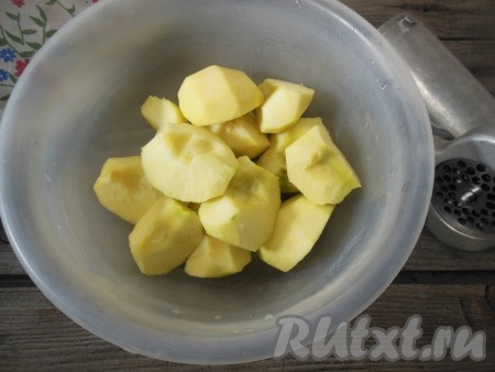 Яблоки очистите от кожуры и семенной коробочки. Для этой выпечки нам потребуется 250 грамм очищенных яблок.
