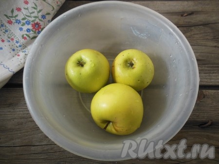 Для приготовления постных яблочных кексов мне понадобилось 3 яблока среднего размера.
