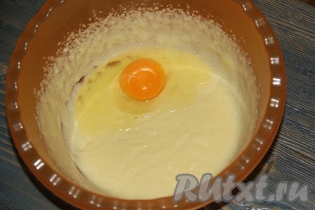 В смесь масла и сахара добавить 1 яйцо, ещё раз взбить миксером.
