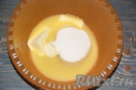 Сливочное масло слегка растопить (можно использовать размягченное масло). Соединить масло и сахар, взбить миксером в течение 3 минут.
