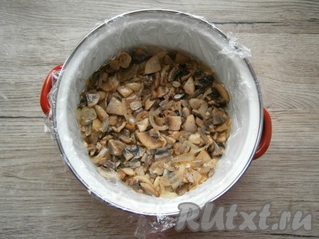 Далее выложить обжаренные грибы с луком.
