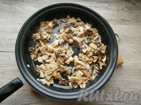 Обжарить грибы с луком, посолив их и поперчив, помешивая, около 4-5 минут на среднем огне, затем остудить.
