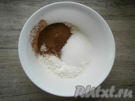 Для приготовления теста в муку всыпать просеянный какао-порошок, сахар, разрыхлитель, щепотку соли и ванилин.