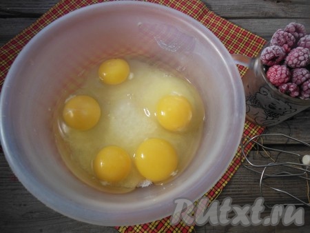 Соедините в миске сахар и яйца, взбейте их миксером в течение 4 минут.
