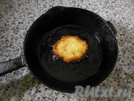 Хорошо разогрейте сковороду с растительным маслом. Столовой ложкой выкладывайте тесто, формируя круглые оладушки. Жарьте драники на медленном огне по 2-3 минуты с каждой стороны (до румяной корочки).
