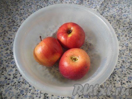 Яблоки тщательно вымойте под проточной водой.