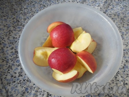 Разрежьте каждое яблочко на 4 части, удалите сердцевину.
