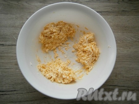 Получившуюся сырную массу разделить на 3 части.
