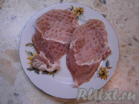 Кусок свинины разрезать на 2 или 3 пласта, которые отбить молоточком.