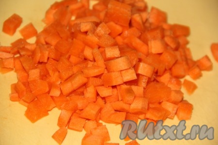 Морковь очистить и нарезать на кубики.
