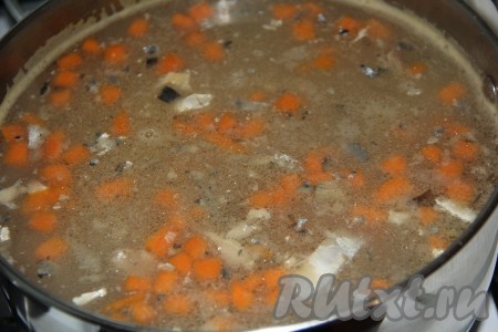 Когда картошка, рис и морковь будут практически готовы, добавить в кастрюлю консервированную скумбрию и варить суп минут 5 с момента закипания на небольшом огне.
