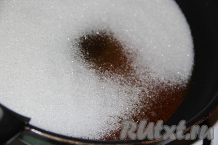 200 грамм сахара всыпать в сковороду и поставить на сильный огонь. Сахар начнёт плавиться, помешивать сахар очень медленно, чтобы он весь растопился. Довести сахар до тёмного цвета, но не сжечь, иначе пряники будут горчить.
