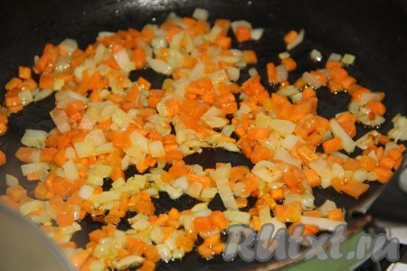 Обжарить овощи на сливочном масле, помешивая, до золотистого цвета.
