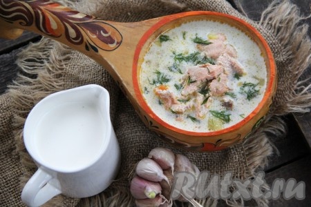 Подать очень нежную и вкусную уху из горбуши по-фински к столу. По желанию, в суп можно добавить рубленную зелень. Замечательное блюдо для всей семьи, попробуйте!