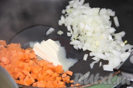 Очищенный лук мелко нарезать, очищенную морковь нарезать на мелкие кубики и вместе со сливочным маслом выложить в сковороду.
