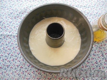 Форму для кекса смажьте растительным маслом, затем выложите в неё тесто.
