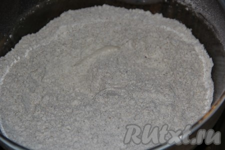 В отдельную миску просеять ржаную и оставшуюся пшеничную муку, добавить соль, перемешать.
