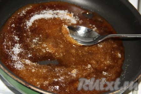 Для приготовления теста 125 грамм сахара всыпать в сковороду и поставить на большой огонь. Перемешивая сахар плавными движениями ложки, довести его до тёмно-коричневого цвета. Не пережгите сахар, иначе печенье будет горчить.
