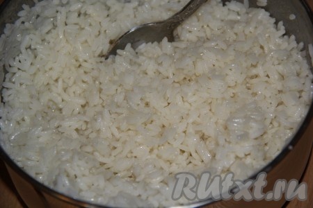 100-120 грамм сухого риса всыпать в кипящую подсоленную воду и варить до готовности. Как только рис будет готов, откинуть его на дуршлаг и промыть холодной водой.
