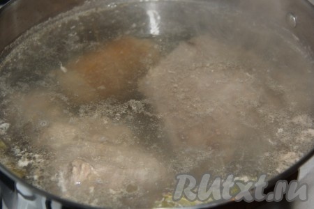 Довести воду до кипения, снять пенку и убавить огонь до минимума. Варить мясо в течение 3 часов под прикрытой крышкой, периодически снимая пенку.