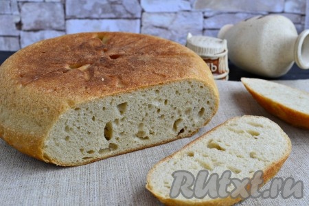 Красивый, вкусный и полезный цельнозерновой хлеб, приготовленный в мультиварке, разрезать на ломти и подать к столу.
