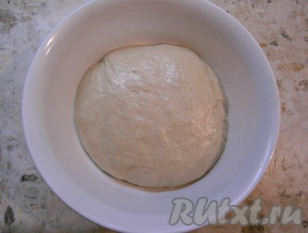 Накрыть миску пленкой и оставить тесто в тепле на 1 час, тесто хорошо увеличится в объёме. Затем подошедшее тесто обмять, добавив горсть пшеничной муки.