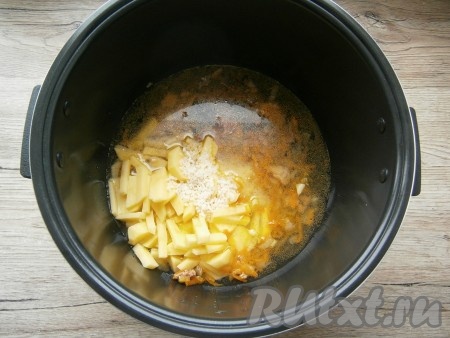 После сигнала добавить в чашу нарезанный картофель, всыпать рис, влить горячую воду.
