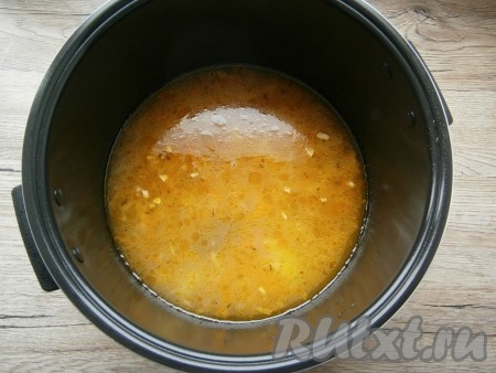 Выставить программу мультиварки "Суп" на 1 час. За 10 минут до готовности добавить измельченный чеснок в рисовый суп с фаршем.
