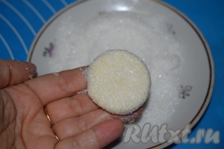 В блюдце насыпаем сахар и обмакиваем в него каждое печенье с одной стороны.
