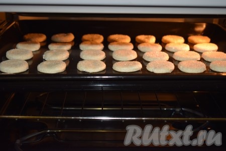 Ставим выпекаться творожное печенье в разогретую духовку на 25-30 минут при температуре 180 градусов.
