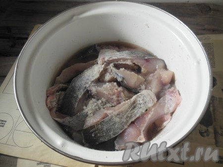 Емкость с рыбой накройте тарелкой, уберите в холодильник на 2 часа. За это время рыба пустит сок.
