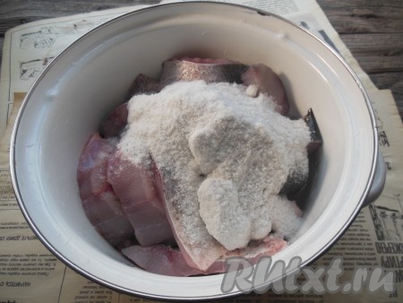 Подготовленные кусочки рыбы засыпьте солью, перемешайте. На каждые 500 грамм рыбы идет 100 грамм соли.
