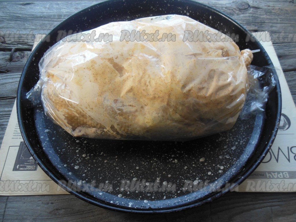 Сочная утка запеченная в духовке, фаршированная рисом, с аппетитной золотой корочкой