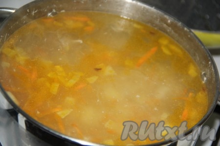 В суп с картошкой и курицей, проварившийся минут 15, выложить обжаренные овощи.
