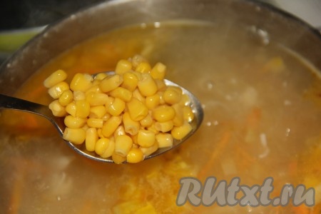 Затем добавить консервированную кукурузу (без жидкости), после закипания уменьшить огонь и варить 5-7 минут.

