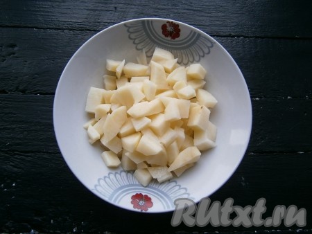 Картофель нарезать небольшими кубиками.
