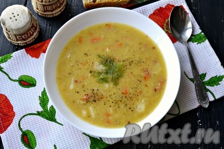 Суп готовится быстро - красная чечевица хорошо разваривается, картофель за это время успевает полностью свариться. Разлить очень вкусный и полезный чечевичный суп, приготовленный в мультиварке, по тарелкам и подать к столу!
