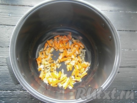 Выставить программу "Жарка" на 10 минут, помешивая, обжарить морковку с луком.
