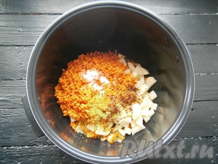 В чашу мультиварки к обжаренным овощам добавить картофель, чечевицу, всыпать соль и специи.
